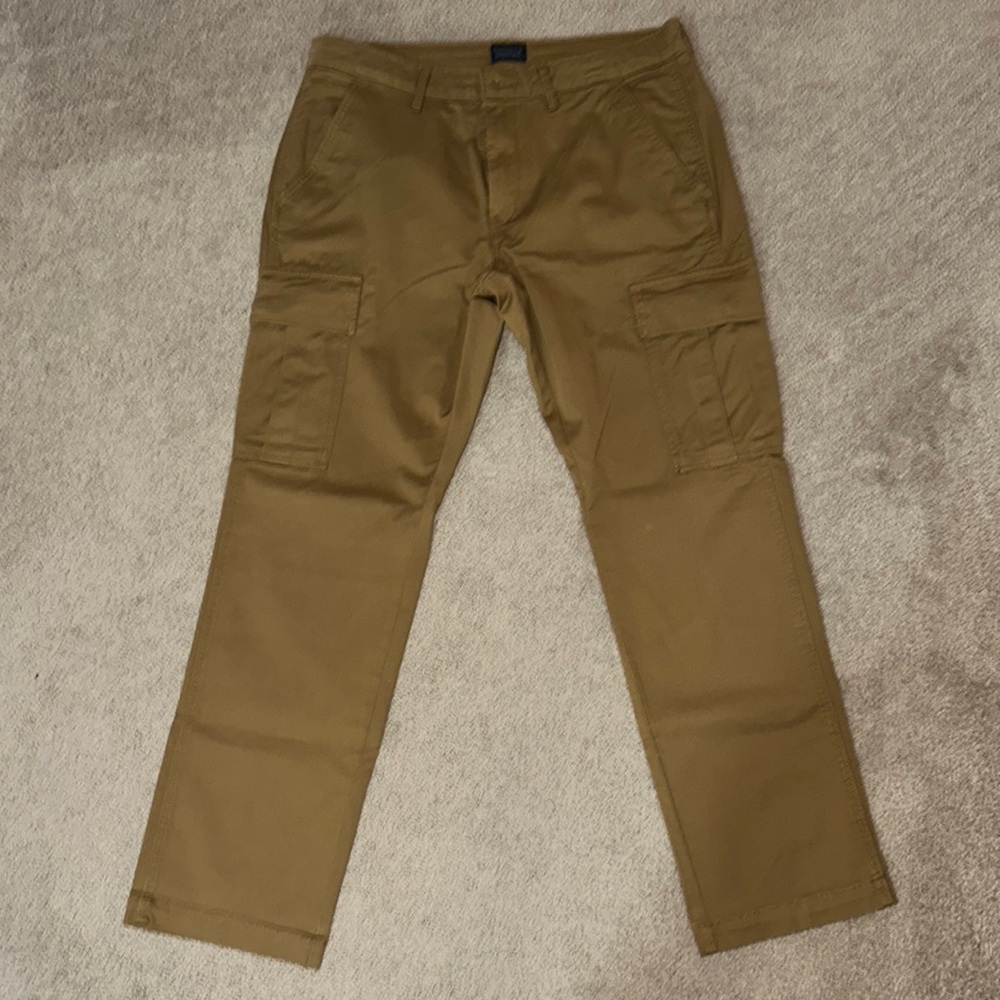 Men’s Levi’s cargo pants.